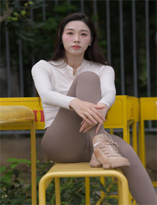 在客厅里吃我的奶-韩国mv女的坐凳子上以前的歌